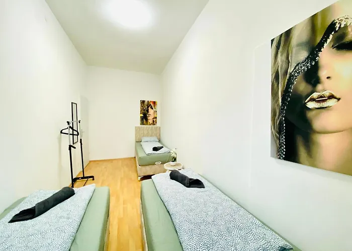 Comfortable 5br Shared Well Connected Location וינה