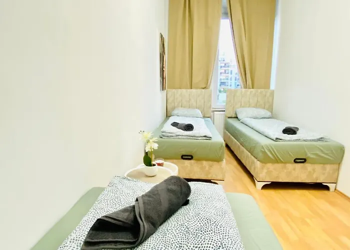 Comfortable 5br Shared Well Connected Location דירה