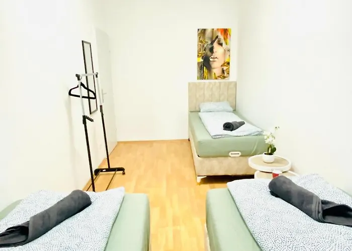 Comfortable 5br Shared Well Connected Location וינה