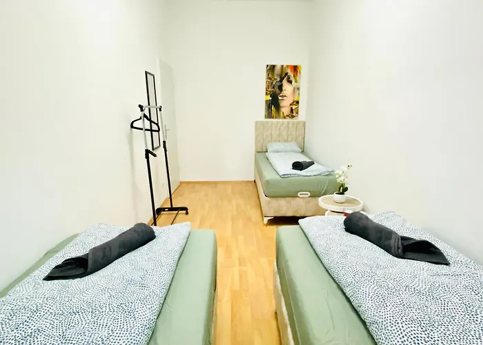 Comfortable 5br Shared Well Connected Location * וינה