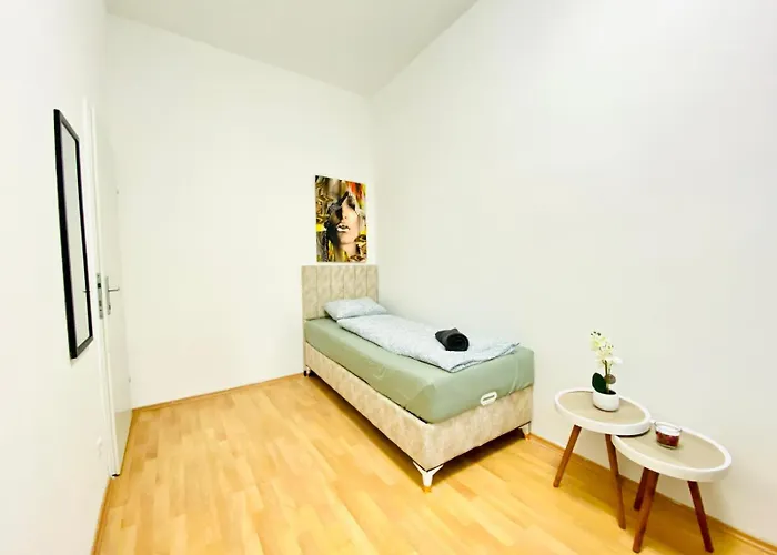 Comfortable 5br Shared Well Connected Location דירה