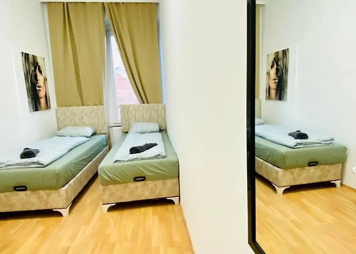 Comfortable 5br Shared Well Connected Location דירה *