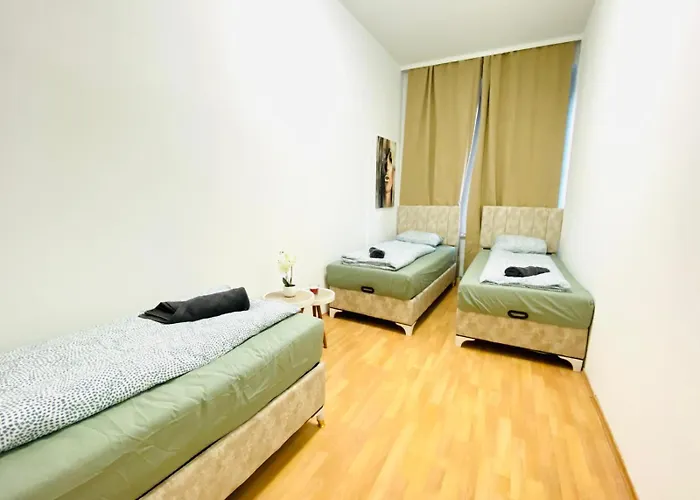 דירה Comfortable 5br Shared Well Connected Location *