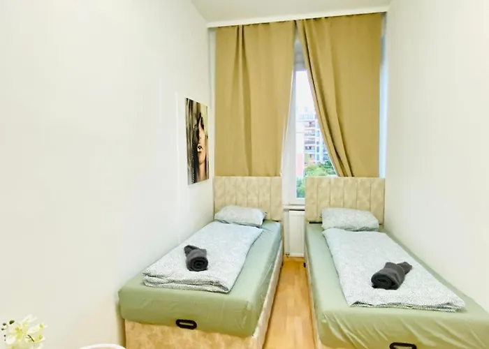 Comfortable 5br Shared Well Connected Location וינה
