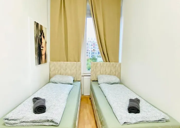 דירה Comfortable 5br Shared Well Connected Location