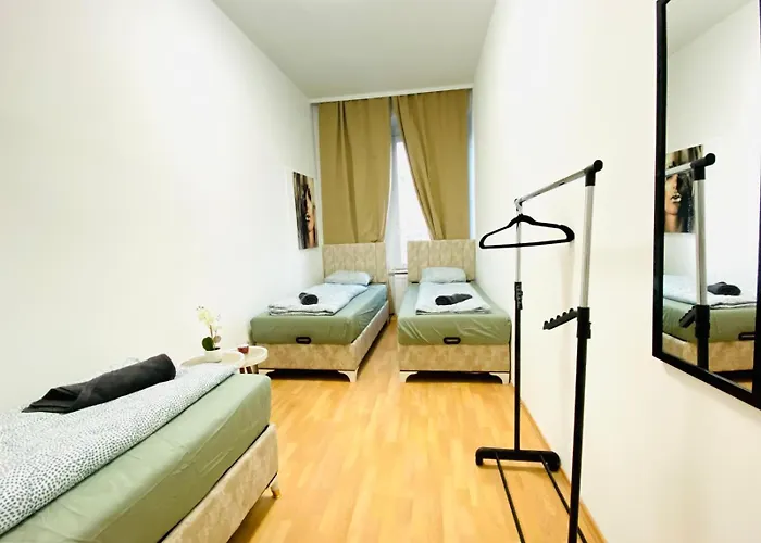 דירה Comfortable 5br Shared Well Connected Location *
