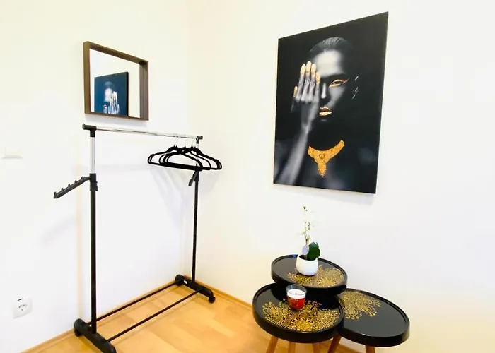 דירה Comfortable 5br Shared Well Connected Location *