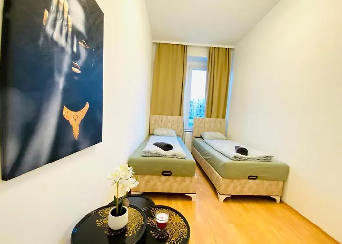 Comfortable 5br Shared Well Connected Location דירה וינה