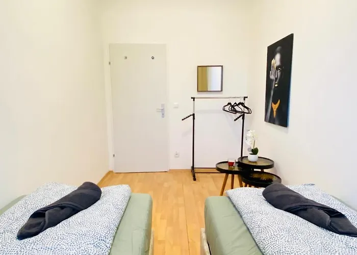 Comfortable 5br Shared Well Connected Location * וינה