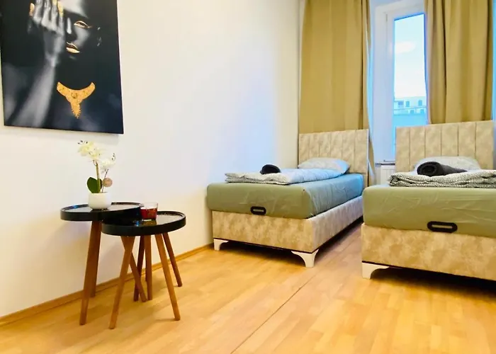 Comfortable 5br Shared Well Connected Location דירה