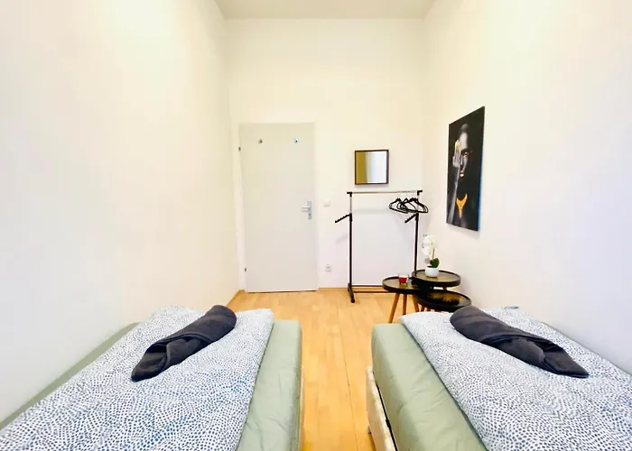 Comfortable 5br Shared Well Connected Location *