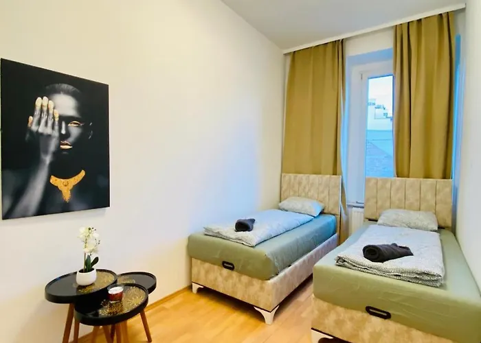 דירה Comfortable 5br Shared Well Connected Location *