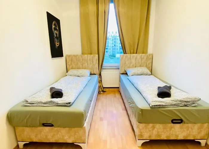 דירה Comfortable 5br Shared Well Connected Location