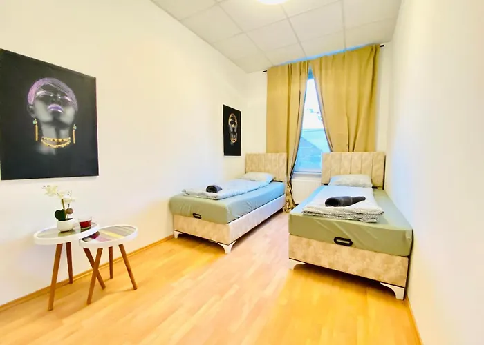 Comfortable 5br Shared Well Connected Location דירה *