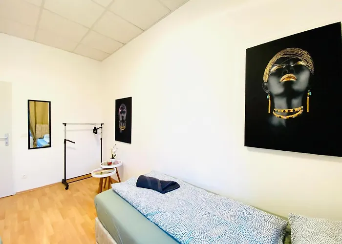 Comfortable 5br Shared Well Connected Location דירה *