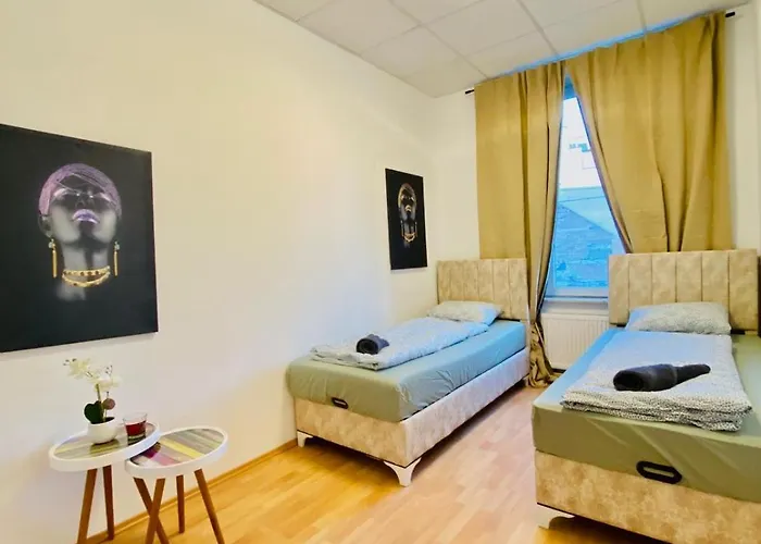 דירה Comfortable 5br Shared Well Connected Location *