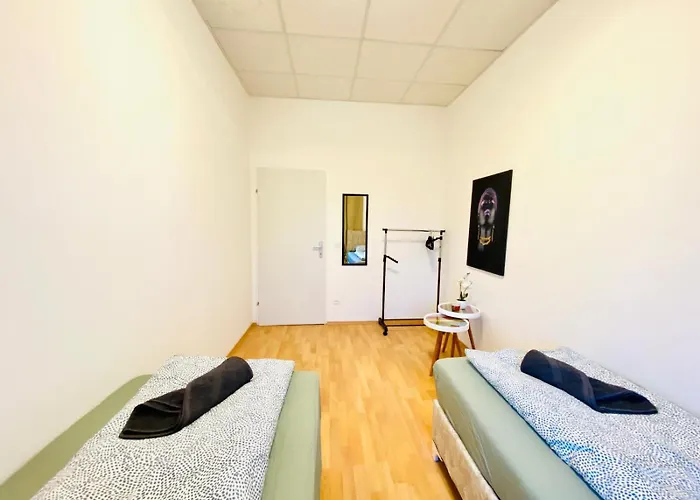 Comfortable 5br Shared Well Connected Location דירה *