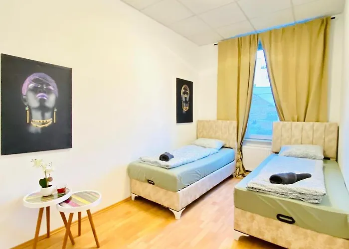 דירה Comfortable 5br Shared Well Connected Location *