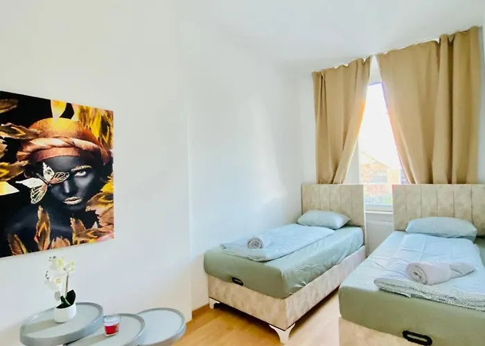 דירה Comfortable 5br Shared Well Connected Location *