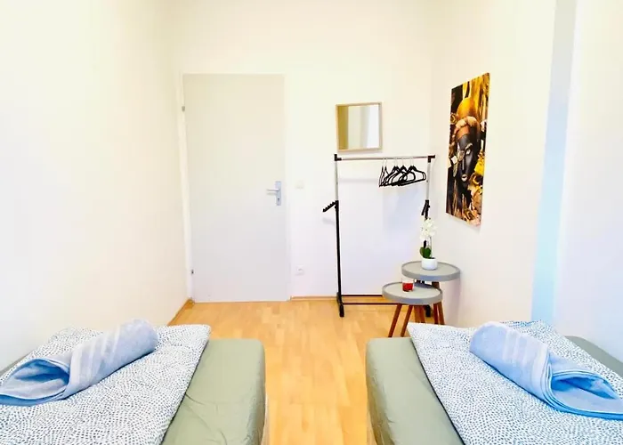 Comfortable 5br Shared Well Connected Location דירה *