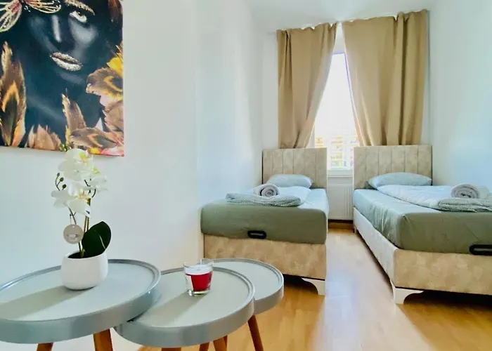 Comfortable 5br Shared Well Connected Location וינה