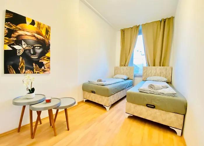 דירה Comfortable 5br Shared Well Connected Location *