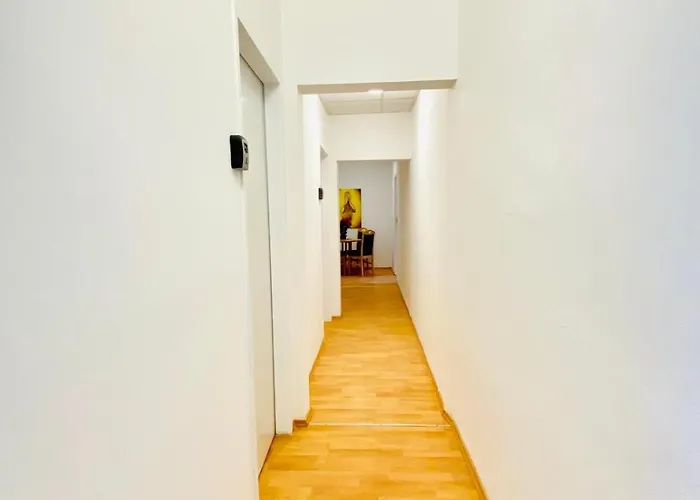 Comfortable 5br Shared Well Connected Location *
