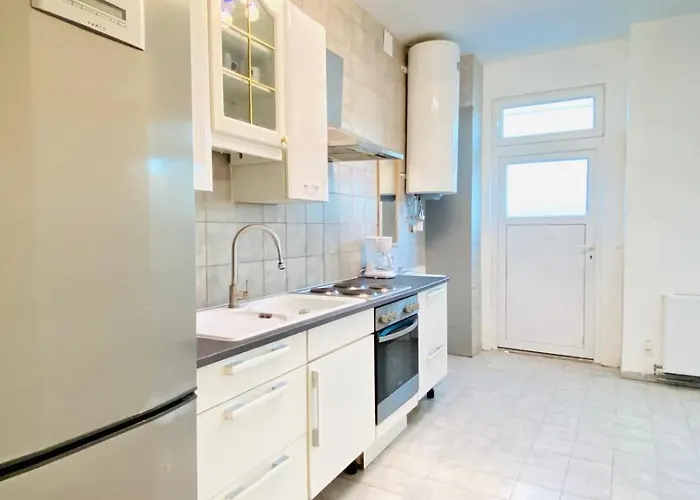 Comfortable 5br Shared Well Connected Location דירה