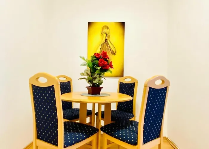 דירה Comfortable 5br Shared Well Connected Location *