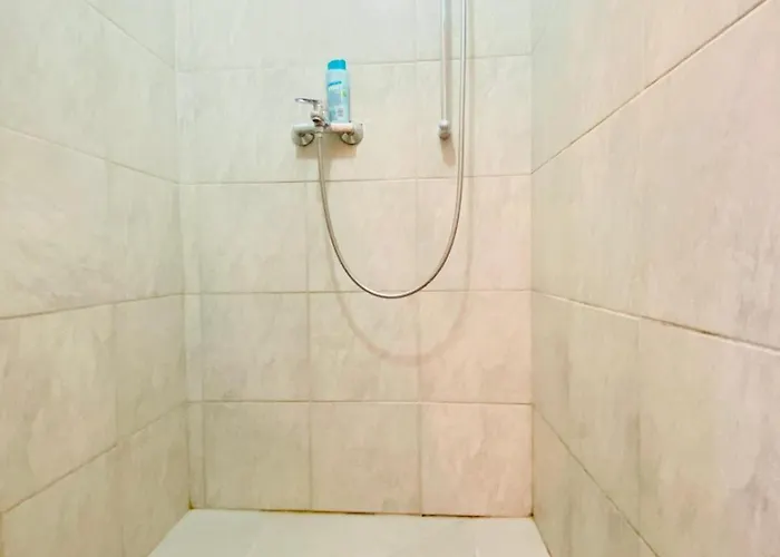 Comfortable 5br Shared Well Connected Location דירה
