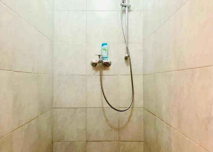 דירה Comfortable 5br Shared Well Connected Location *