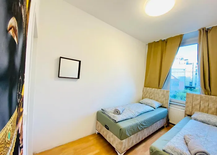 דירה Comfortable 5br Shared Well Connected Location