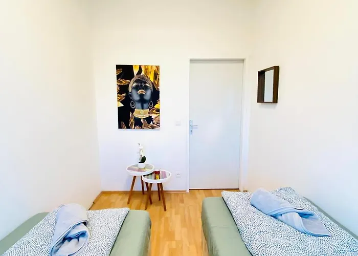 Comfortable 5br Shared Well Connected Location דירה