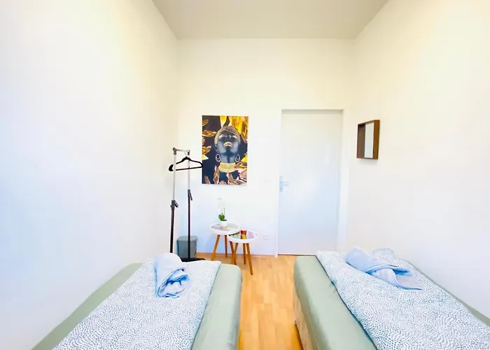 Comfortable 5br Shared Well Connected Location *