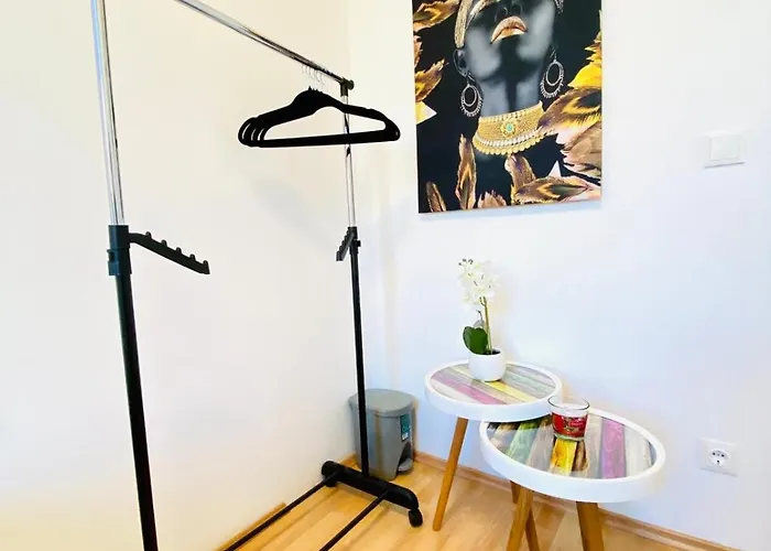 Comfortable 5br Shared Well Connected Location * וינה